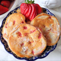 Pancakes with strawberries and yogurt