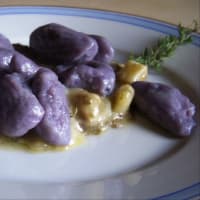 condimento crema de queso gnocchi de patata violeta