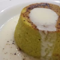 Flan de brócoli en fondue de parmesano