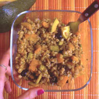 ensalada de farro con calabacín y pimientos pesto