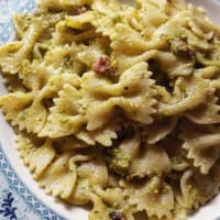 Pesto de Farfalle con el calabacín y el tocino