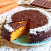 Torta alle carote, cocco e mandorle, glassata al cioccolato fondente