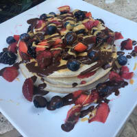 Pancake fragole, frutti di bosco crema cacao e crema d’arachidi