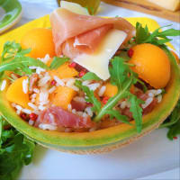 Insalata di riso, melone, prosciutto crudo e rucola