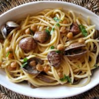 Spaghetti alla chitarra con almejas y garbanzos