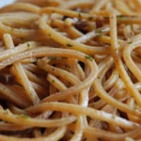 espaguetis integrales con el aroma de jengibre anchoas