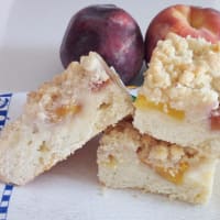 Cake crumbs into peaches