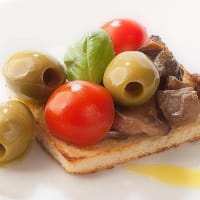 Bruschetta con funghi e olive verdi giganti