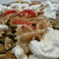 farfalle zucchine, datterino e burrata