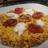 Salchicha y queso gorgonzola risotto con ciruela y copos caramelizada