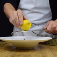 Mozzarisella y calabacín ravioli con salsa de puerros, alcaparras, aceitunas paso 7