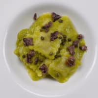 Mozzarisella y calabacín ravioli con salsa de puerros, alcaparras, aceitunas