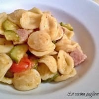 Orecchiette con calabacín, tocino y tomates cherry