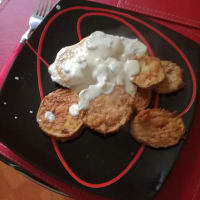 Melanzana con il pollo noci accompagnato da salsa bianca Melanzana con il pollo noci accompagnato da salsa bianca