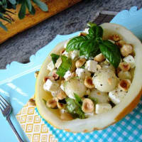 Melón ensalada, queso feta y avellanas con albahaca