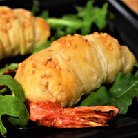 Shrimp with lime in crusty pastry crust