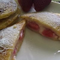 bolsillos de panqueque con fresas y crema pastelera