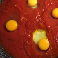 Huevos en el Purgatorio. Parece que los huevos con los tomates se llaman así ... paso 3