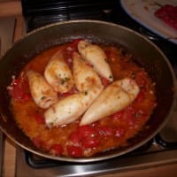 Squid stuffed with oregano cherry tomato sauce