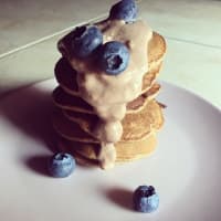 Torre di mini pancake Fit ai mirtilli con crema di yogurt e cacao