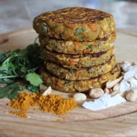 Hamburguesas de garbanzos al curry con maní y cilantro