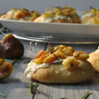 Muffins with figs and gorgonzola