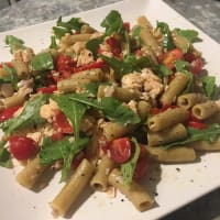 Rigatoni of buckwheat, rocket, cherry tomatoes and salmon to the natural