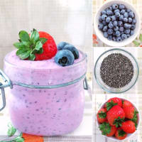yogur de soja con fresas, arándanos y semillas de chía
