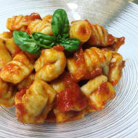 Gnocchi de ricotta y albahaca con tomates frescos Gnocchi de ricotta y albahaca con tomates frescos