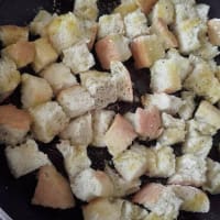 Vellutata di cavolo viola, carote e zenzero con crostini aromatizzati step 7