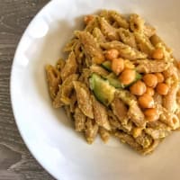 Aperitivo penne integral con crema de garbanzos y el calabacín