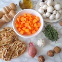 Fettuccine con crema di zucca, champignon e noci step 4