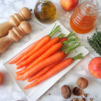 Las zanahorias y las manzanas asadas con miel y nueces paso 1