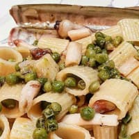 Pasta with cannoli and peas