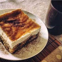 Pastel de queso de manzana, pasas y canela