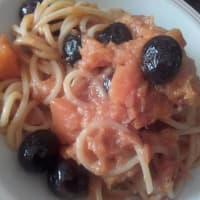 Spaghetti striped with pumpkin pulp and sweet olives