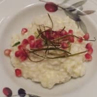 Risotto con granada, brie y crema de puerros