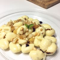 Gnocchi Zola, peras, avellanas y esmaltes balsámico.