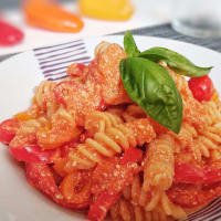 Fusilli con salsa de tomate, pimientos dulces, ricota y albahaca