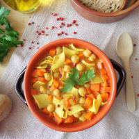 sopa de pasta, garbanzos y la cúrcuma