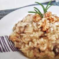 Risotto con funghi, noci e rosmarino