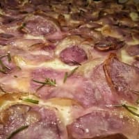 Pizza in teglia con chips di patate viola