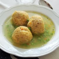 Albóndigas de pan en caldo de verduras