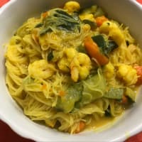 Rice spaghetti with vegetables, prawns and turnips