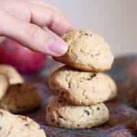 Biscotti con mela, cannella e cioccolato