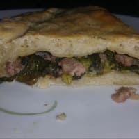 Focaccia con broccoletti e salsiccia