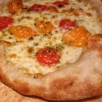 Pizza con tomates cherry rojos y amarillos