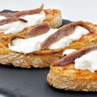 Crostini con tomate, anchoas y burrata paso 5