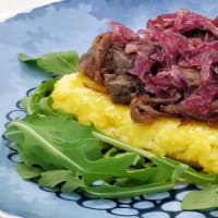 Grilled polenta with liver, caramelized red onions and rocket step 8