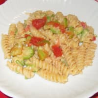 Pasta cremosa con calabacines, tomates frescos y Filadelfia